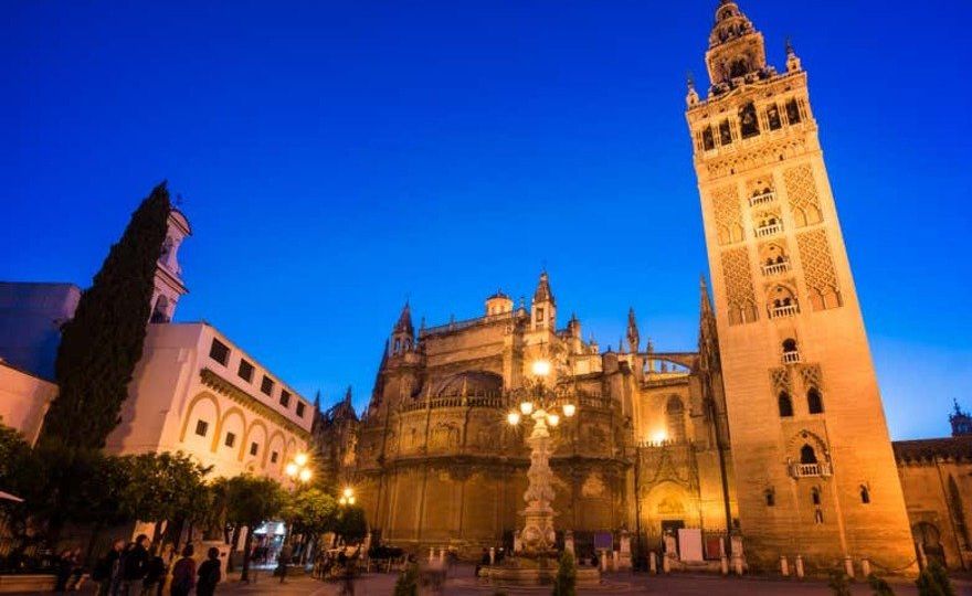 Visita nocturna a la catedral de Sevilla + Espectáculo de luz y sonido