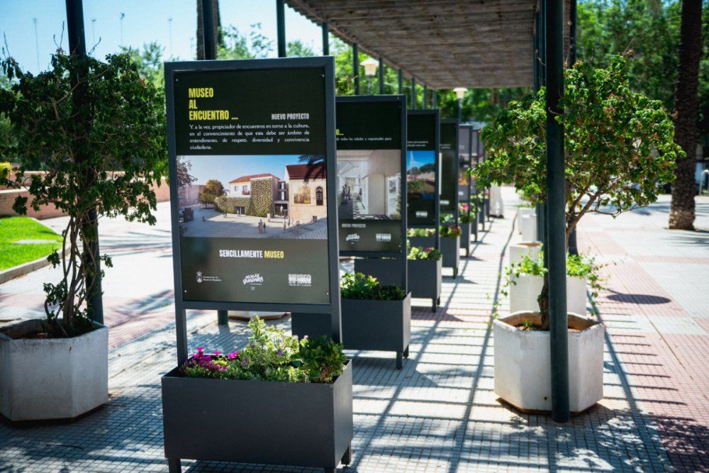 Exposición al aire libre en el Parque Centro sobre el proyecto de ampliación del Museo