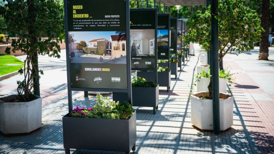 Exposición al aire libre en el Parque Centro sobre el proyecto de ampliación del Museo