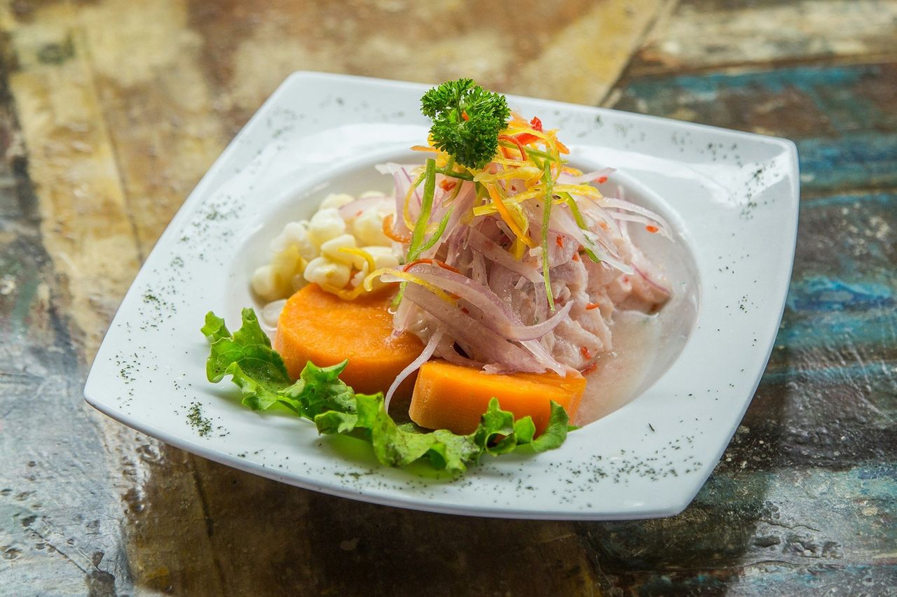 Ceviche peruano. Foto: <a href="https://unsplash.com/@piratastudiofilm?utm_source=Hoy%20Apps&utm_medium=referral" target="_blank" rel="noopener">Pirata Studio Film</a> (<a href="https://unsplash.com/photos/vegetable-salad-on-white-plate-on-brown-table-YmC1_EP6TJQ?utm_source=Hoy%20Apps&utm_medium=referral" target="_blank" rel="noopener">Unsplash</a>)