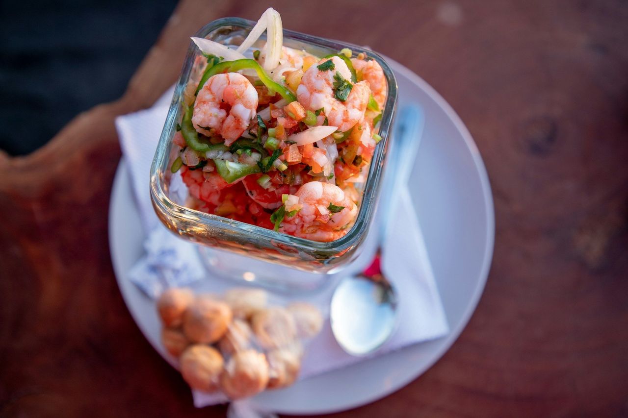 Ceviche peruano. Foto: <a href="https://unsplash.com/@y_duchesne?utm_source=Hoy%20Apps&utm_medium=referral" target="_blank" rel="noopener">Yasmine Duchesne</a> (<a href="https://unsplash.com/photos/sliced-vegetables-in-clear-glass-container-mFmI0dHyF7k?utm_source=Hoy%20Apps&utm_medium=referral" target="_blank" rel="noopener">Unsplash</a>)