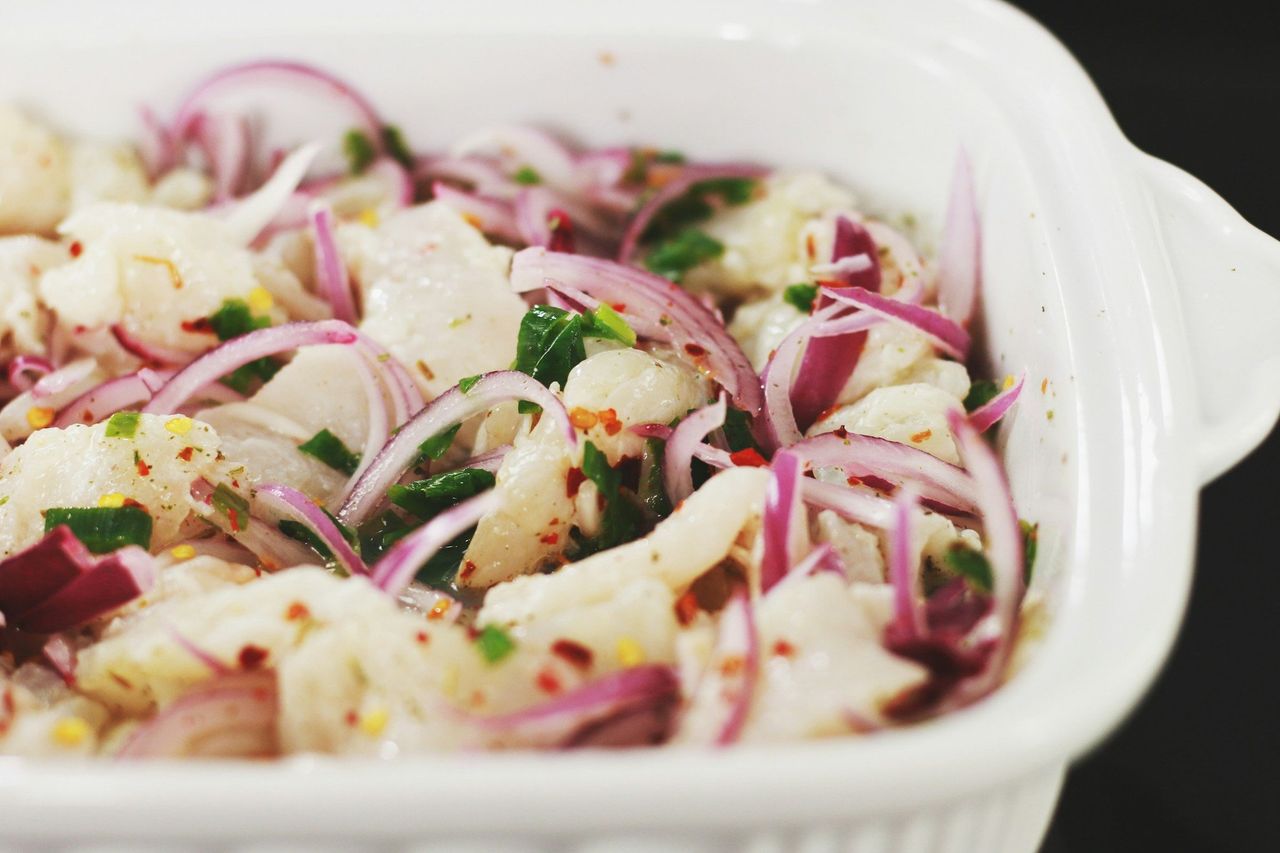 Ceviche peruano. Foto: <a href="https://unsplash.com/@silvinhatrigo?utm_source=Hoy%20Apps&utm_medium=referral" target="_blank" rel="noopener">silvia trigo</a> (<a href="https://unsplash.com/photos/white-ceramic-bowl-with-onion-dish-7YXOqZDhhG0?utm_source=Hoy%20Apps&utm_medium=referral" target="_blank" rel="noopener">Unsplash</a>)