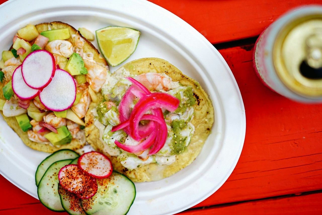 Ceviche peruano. Foto: <a href="https://unsplash.com/@meganmarkham?utm_source=Hoy%20Apps&utm_medium=referral" target="_blank" rel="noopener">Megan Bucknall</a> (<a href="https://unsplash.com/photos/sliced-cucumber-and-tomato-on-white-ceramic-plate-9UatMOG0J7M?utm_source=Hoy%20Apps&utm_medium=referral" target="_blank" rel="noopener">Unsplash</a>)