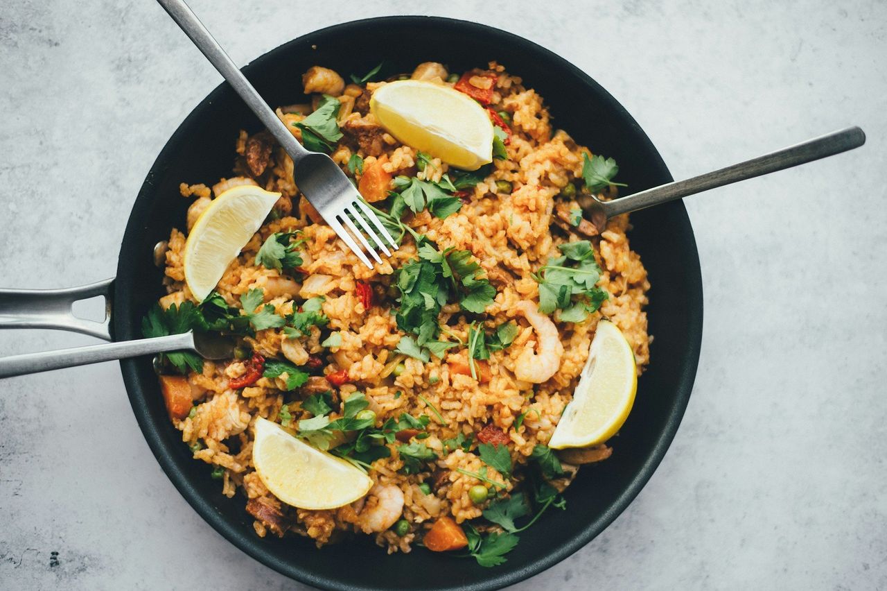 Arroz español. Foto: <a href="https://unsplash.com/@anniespratt?utm_source=Hoy%20Apps&utm_medium=referral" target="_blank" rel="noopener">Annie Spratt</a> (<a href="https://unsplash.com/photos/bowl-of-fried-rice-oT7_v-I0hHg?utm_source=Hoy%20Apps&utm_medium=referral" target="_blank" rel="noopener">Unsplash</a>)