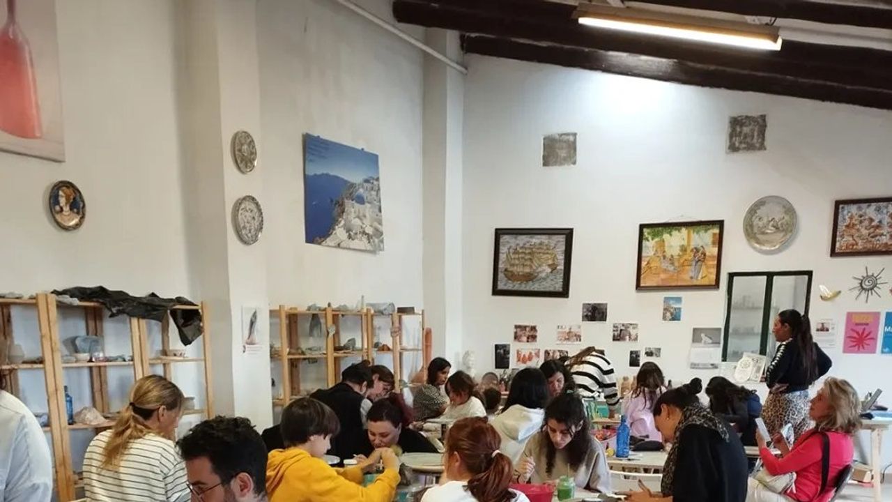 Clases de cerámica y alfarería en Sevilla para aprender con las manos en el barro