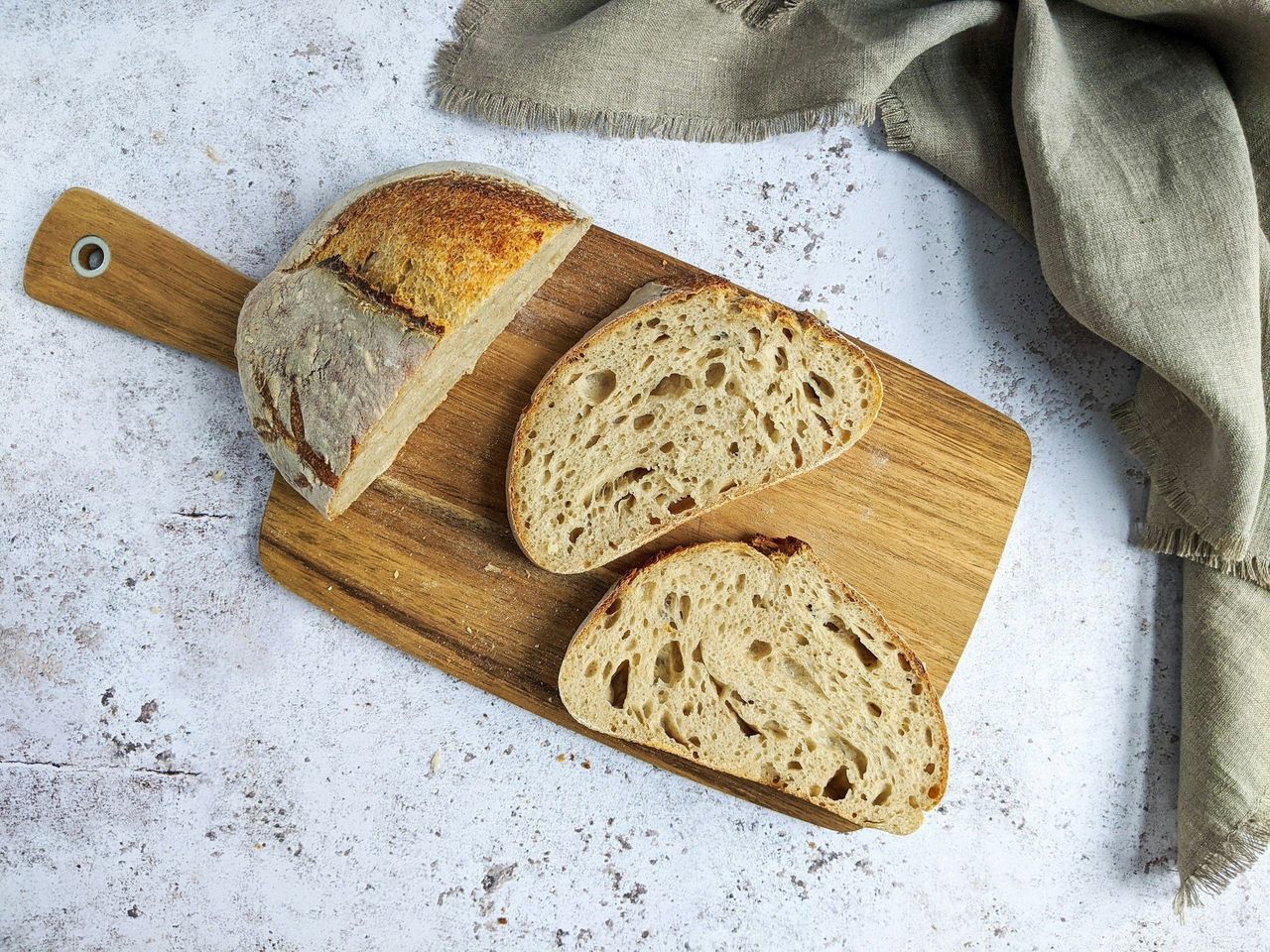 Pan de masa madre. Foto: <a href="https://unsplash.com/@debbiewidjaja?utm_source=Hoy%20Apps&utm_medium=referral" target="_blank" rel="noopener">Debbie Widjaja</a> (<a href="https://unsplash.com/photos/brown-bread-on-brown-wooden-chopping-board-H_PXix_4Bwc?utm_source=Hoy%20Apps&utm_medium=referral" target="_blank" rel="noopener">Unsplash</a>)