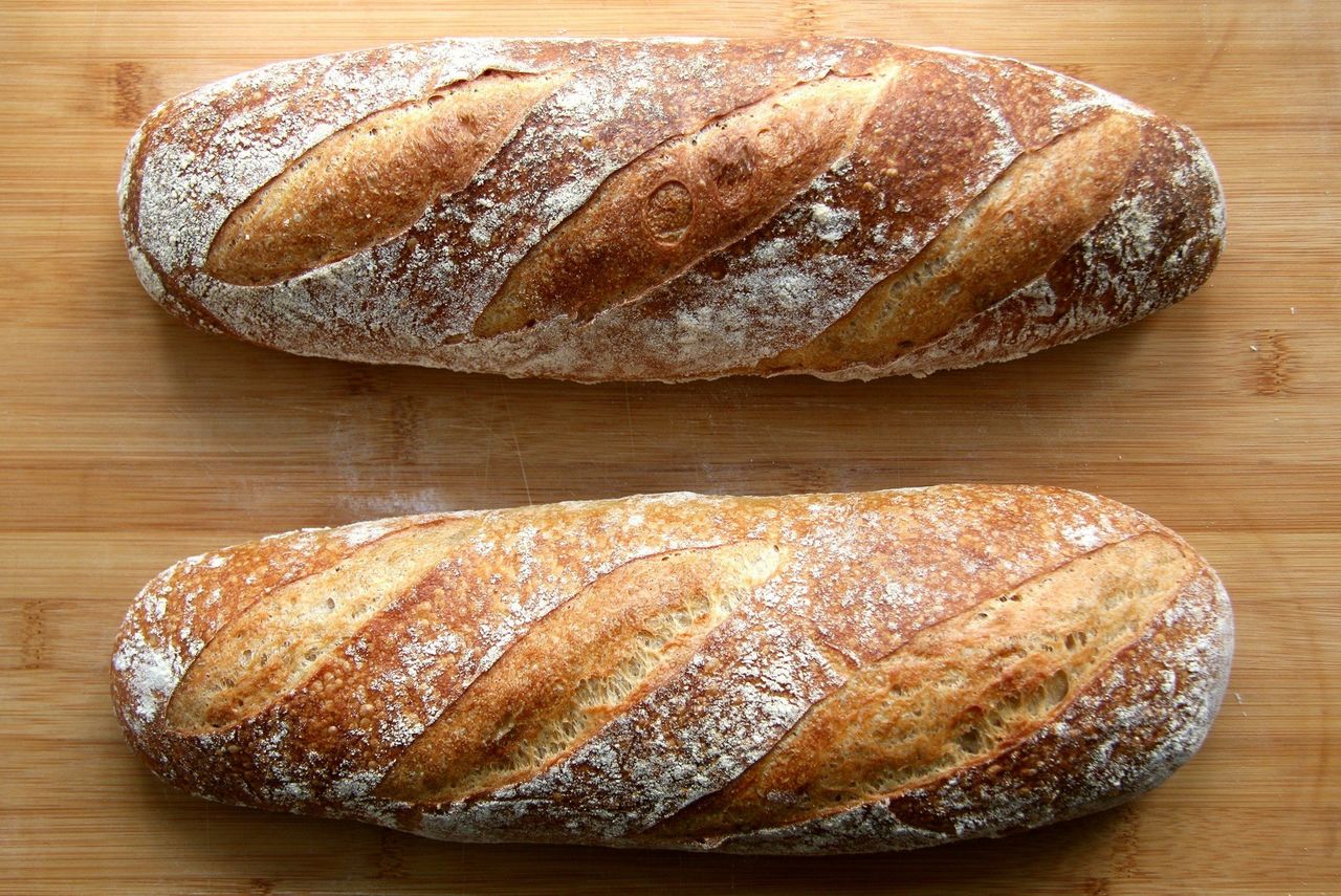 Pan de masa madre. Foto: <a href="https://unsplash.com/@tunnuz?utm_source=Hoy%20Apps&utm_medium=referral" target="_blank" rel="noopener">Tommaso Urli</a> (<a href="https://unsplash.com/photos/bread-on-brown-wooden-table-USg-3Z9T4uY?utm_source=Hoy%20Apps&utm_medium=referral" target="_blank" rel="noopener">Unsplash</a>)