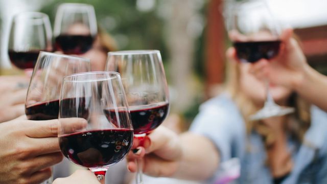 Bares de vinos en Sevilla para una copa tranquila y buena conversación