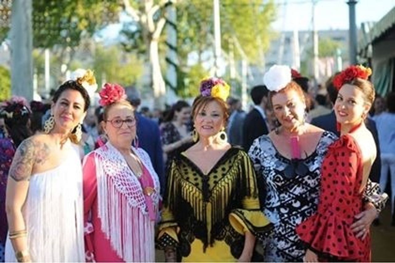 Mujeres vestidas de flamencas. Foto: Feria de Sevilla. 